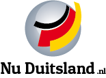 Logo met tekst "Nu Duitsland", ontwerp met Duitse vlag en bol.