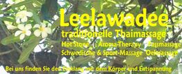 Leelawadee Thaimassage Werbung mit Frangipani-Blüten und Massageangeboten im Hintergrund.