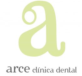 Logo de "arce clínica dental" con una "a" estilizada en verde claro.