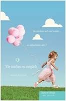 Ein kleines Mädchen läuft auf einer Wiese, hält rosafarbene Ballons gegen einen blauen Himmel.