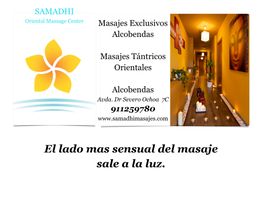 Centro de masajes Samadhi con pasillo iluminado y texto sobre masajes tántricos en Alcobendas.