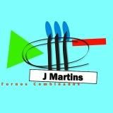 Logo abstrato com o texto "J Martins", formas geométricas e fundo azul claro.