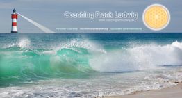 Leuchtturm am Meer mit Wellen; Text: "Coaching Frank Ludwig", Webseite und Coaching-Details.