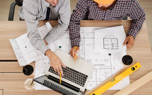 Öffentlich bestellter und vereidigter Sachverständiger (öbuv. SV) berät Kunden.