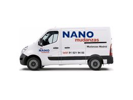 Furgoneta blanca de mudanzas con logo "NANO Mudanzas" y teléfono en el lateral.