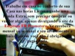 Texto promocional sobre ganhos extras trabalhando de casa, digitado em um teclado de computador.