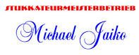 Textgrafik: "STUKKATEURMEISTERBETRIEB" in rot, "Michael Jaiko" in blauer Kalligrafie.