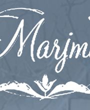 „Marimò“-Schriftzug in geschwungener Schrift, verziert mit Ästen, Blüten und einem Schmetterling.
