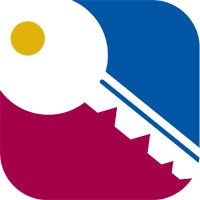 Clave estilizada en colores azul, blanco y rojo.