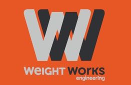 Logo mit den Buchstaben "WW" und Text "Weight Works Engineering" auf orangem Hintergrund.