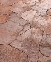 Superficie de roca con forma irregular en tonos marrones, simulando un suelo agrietado.