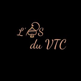 Texte "L'AS du VTC" avec illustration de pique sur fond noir.
