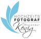 Logo mit blauen Blättern, Text: Hochzeitsfotograf Alexander König.