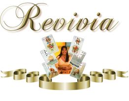 Frau mit Tarotkarten, Schriftzug "Revivía", goldene Schleifenverzierung.