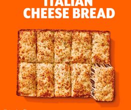 Pan con queso estilo italiano de Little Caesars sobre fondo naranja.