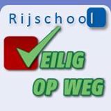 Logo met tekst "Rijschool", groen vinkje en "Veilig op Weg" in groene letters.