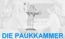 Comicfigur mit Zeugnis, Daumen hoch. Schriftzug: "DIE PAUKKAMMER" in Blau.