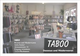 Dessous-Geschäft mit Regalen voller Unterwäsche und einem Verkaufstresen.