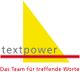 Gelbes Dreieck, „textpower“ darunter, roter Balken, Text: „Das Team für treffende Worte“.