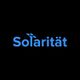 Der Text "Solärität" in Blau auf schwarzem Hintergrund mit kleinen Solarpaneelen über dem "a".