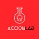 Logotipo de "AccionLab" en fondo rojo con símbolo de matraz y enchufe en blanco.