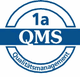 Rundes QMS-Logo mit blauem Band, Text: "1a Qualitätsmanagement".