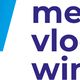 Logo van "merkvloerenwinkel.nl" met blauwe schuine strepen links van de tekst.