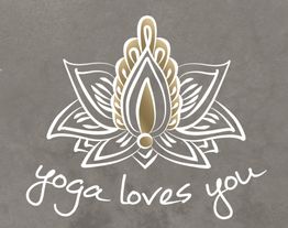 Lotusblume auf grauem Hintergrund. Darunter der Schriftzug "Yoga loves you".