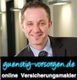 Ein lächelnder Mann in Anzug, Text: "guenstig-vorsorgen.de online Versicherungsmakler."
