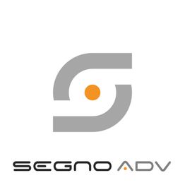 Logo Segno ADV con design grigio e puntino arancione su sfondo bianco.