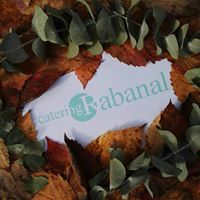Papel con texto "Catering Rabanal" rodeado de hojas verdes y marrones.