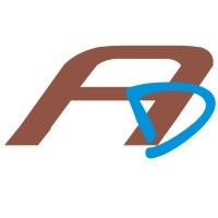 Logo mit braunem "AD", wobei das "D" von einem blauen Bogen umrundet ist.