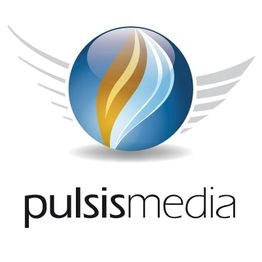 Blau-goldenes Logo mit Flügeln, darunter der Schriftzug "pulsismedia".