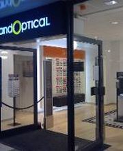 Winkelinterieur van GrandOptical met brilaanbiedingen en moderne inrichting.