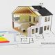 Modello 3D di una casa su piani di costruzione con una scala di efficienza energetica.