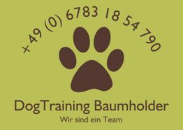 Telefonnummer und Pfote über "DogTraining Baumholder. Wir sind ein Team" auf grünem Hintergrund.