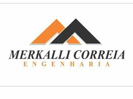 Logotipo Merkalli Correia, letras pretas e laranjas com desenho de telhado estilizado em cima.