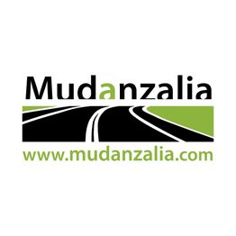 Logo de Mudanzalia con fondo de carretera y texto www.mudanzalia.com en verde.