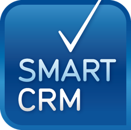 Logo mit blauem Hintergrund und weißem Text "SMART CRM" sowie einem Häkchen darüber.