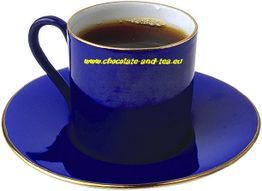 Blaue Teetasse mit Untertasse, gefüllt mit Tee.