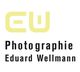 Logo mit gelbem "EW" und schwarzem Text: "Photographie Eduard Wellmann".