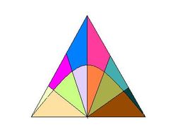 Bunte, in Segmente unterteilte Dreiecksform auf weißem Hintergrund.