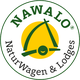 Logo mit Text "NAWALO NaturWagen & Lodges", grüner Schriftzug auf weißem Kreis mit gelbem Hintergrund.