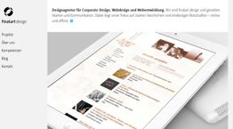 Tablet mit Website-Design auf dem Bildschirm, umgeben von Text über eine Designagentur.