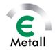 Logo mit einem grünen "e" und dem Wort "Metall" darunter, umgeben von einem silbernen Bogen.
