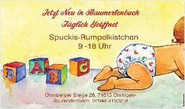 Ein Baby in einer Windel krabbelt neben bunten ABC-Bauklötzen. Text wirbt für Spuckis-Rumpelkistchen.