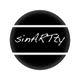 Schwarzes rundes Logo mit weißem Schriftzug "sinARTsy", umrahmt von zwei weißen Streifen.