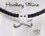 Schwarzes geflochtenes Armband mit silbernem Emblem aus Hockeyschlägern und Maske.