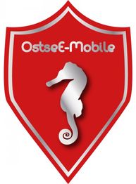 Rotes Wappen mit weißem Seepferdchen und Schriftzug "OstseE-Mobile".