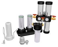 Wasserfiltersystem mit mehreren Zylindern und Armaturen auf weißem Hintergrund.
